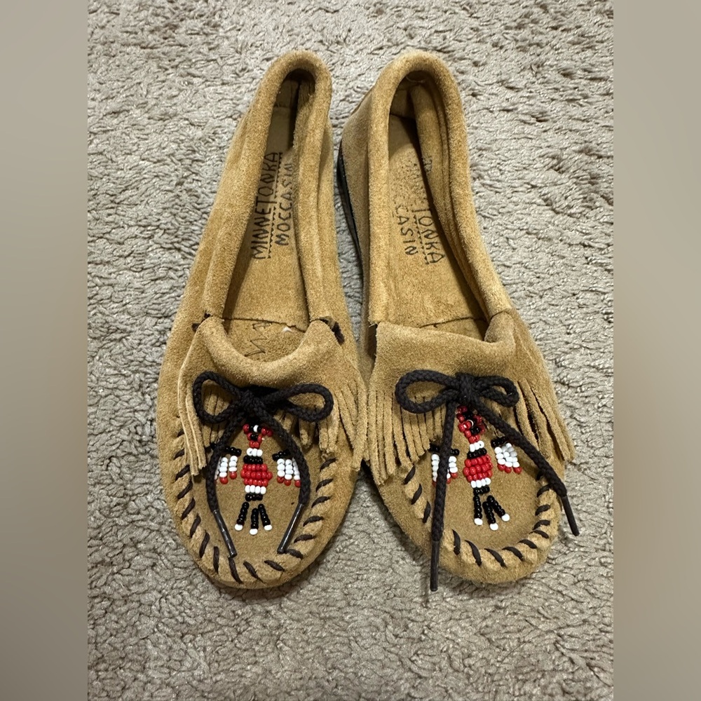 Minnetonka Women's Thunderbird Boat Moc Tan Suede Beaded Moccasin Shoe Size 6